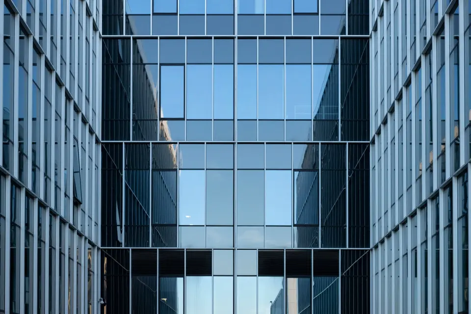 Commercial office tower in Dhaka with central air conditioning